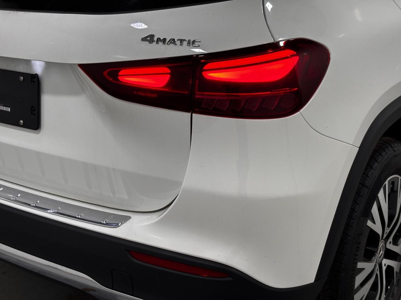 Mercedes-Benz GLA Vehicle Full-screen Gallery Image 12