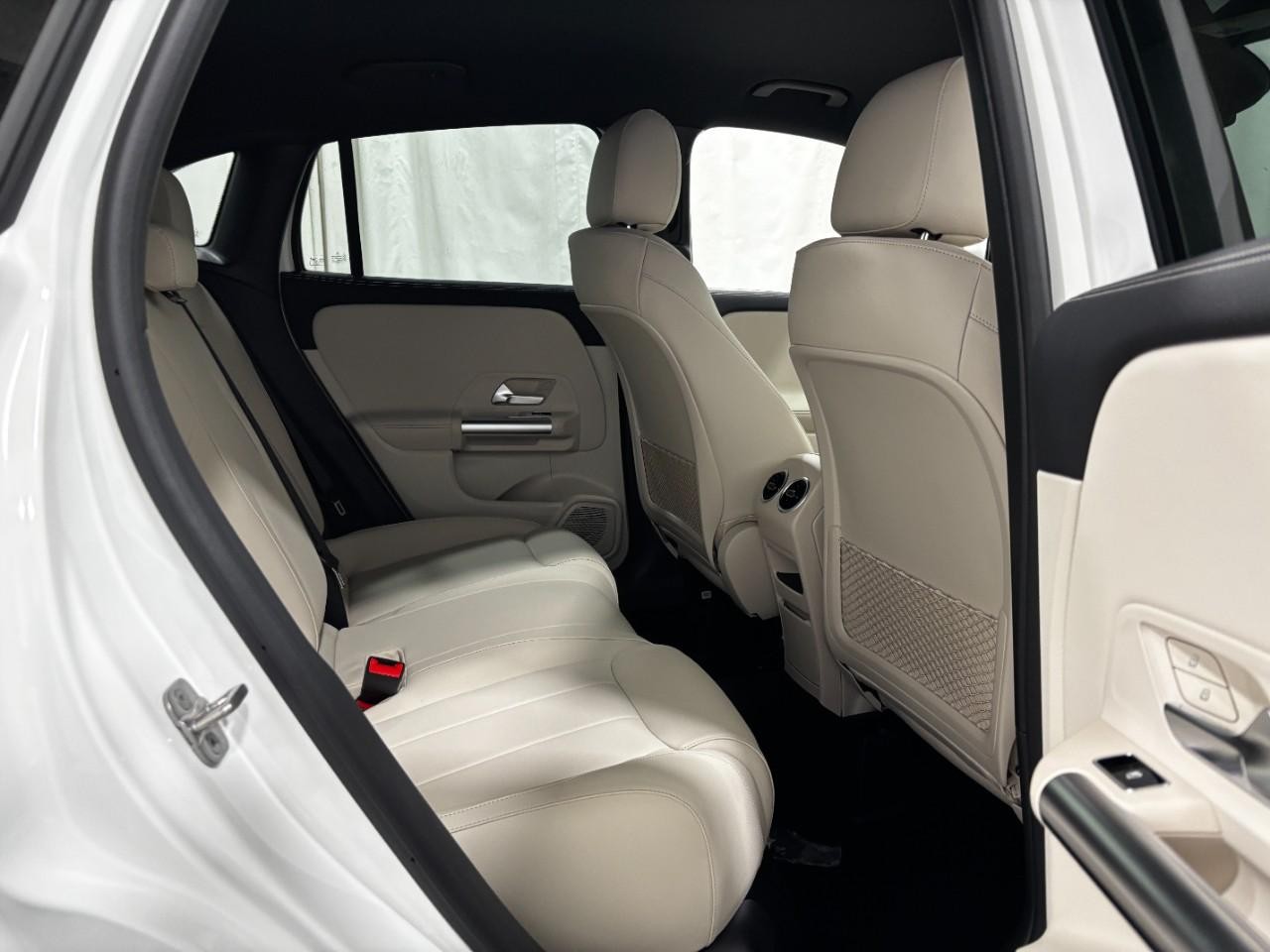 Mercedes-Benz GLA Vehicle Full-screen Gallery Image 13