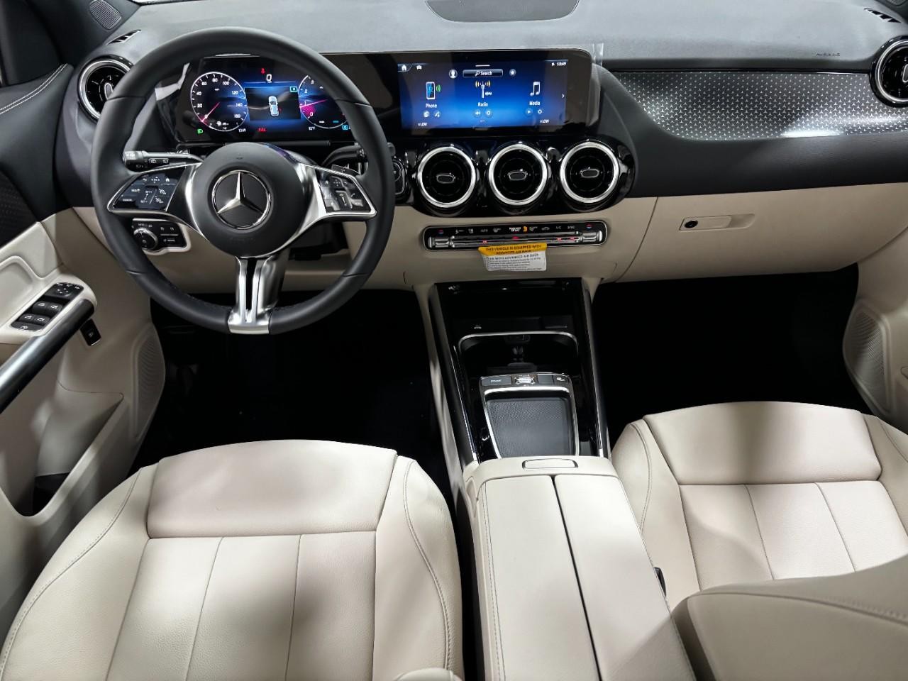 Mercedes-Benz GLA Vehicle Full-screen Gallery Image 14
