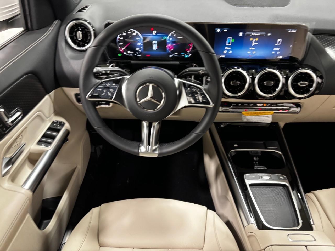 Mercedes-Benz GLA Vehicle Full-screen Gallery Image 15