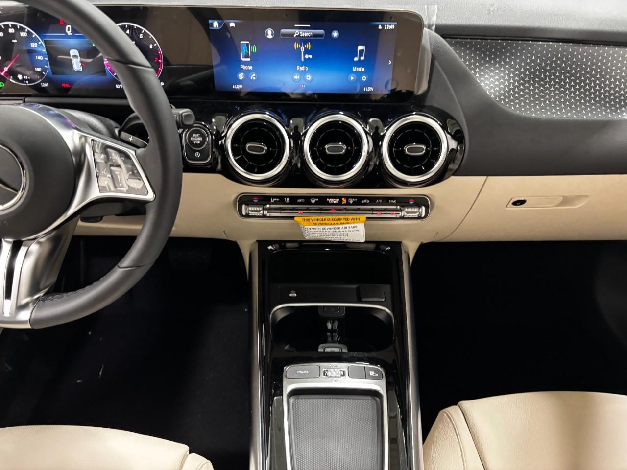 Mercedes-Benz GLA Vehicle Full-screen Gallery Image 16