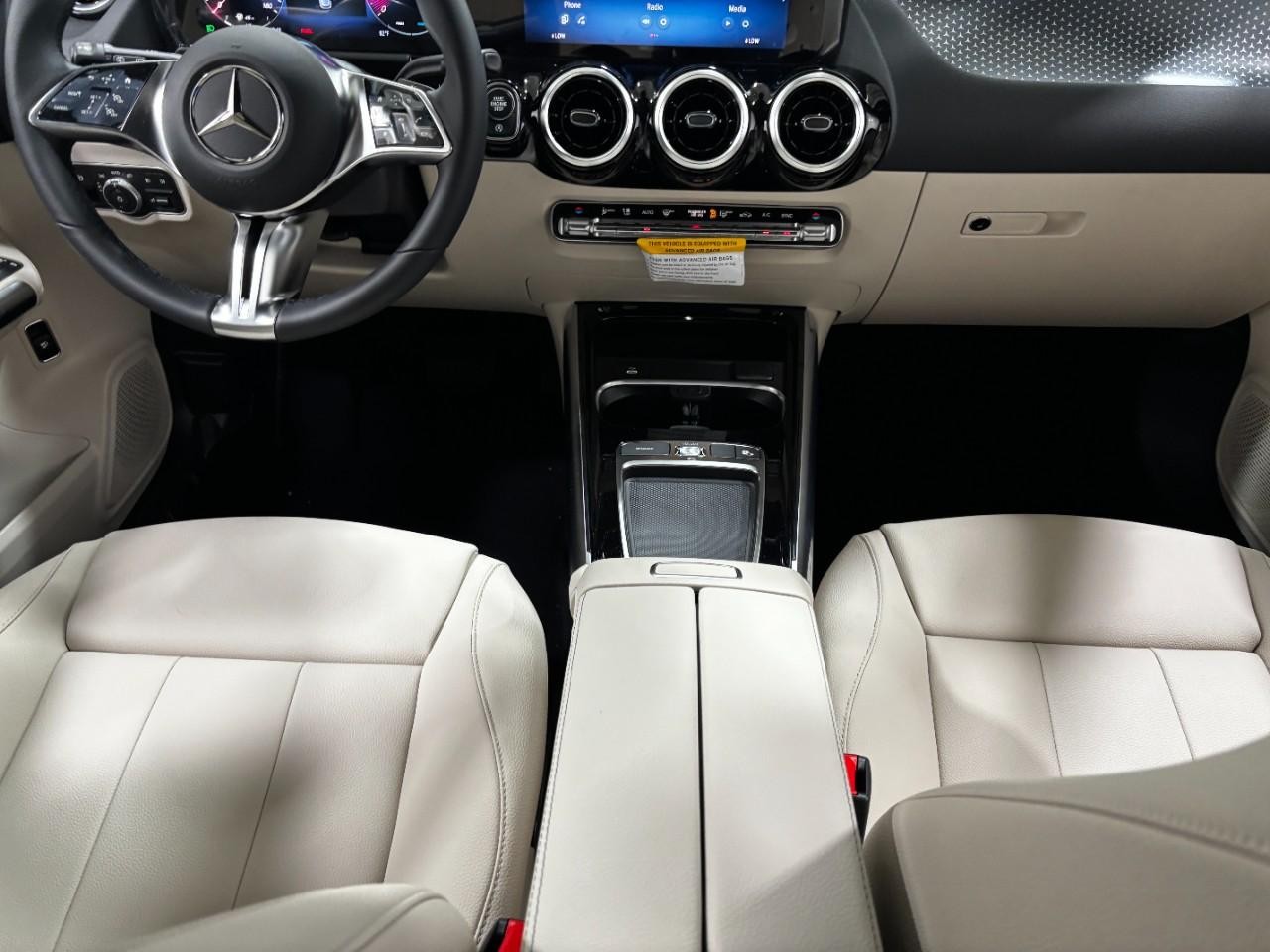 Mercedes-Benz GLA Vehicle Full-screen Gallery Image 17