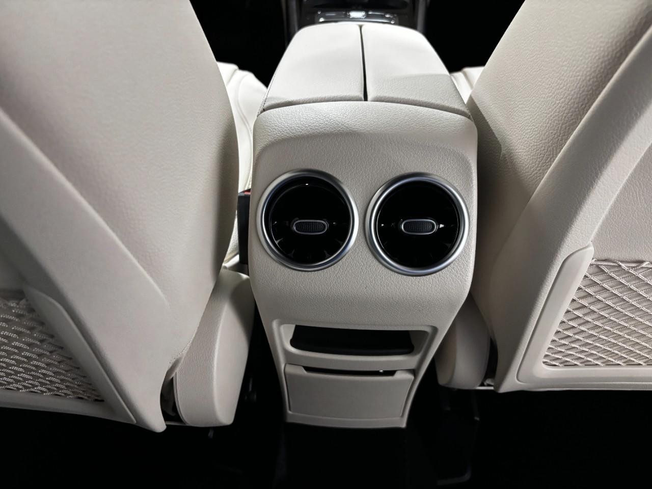 Mercedes-Benz GLA Vehicle Full-screen Gallery Image 18