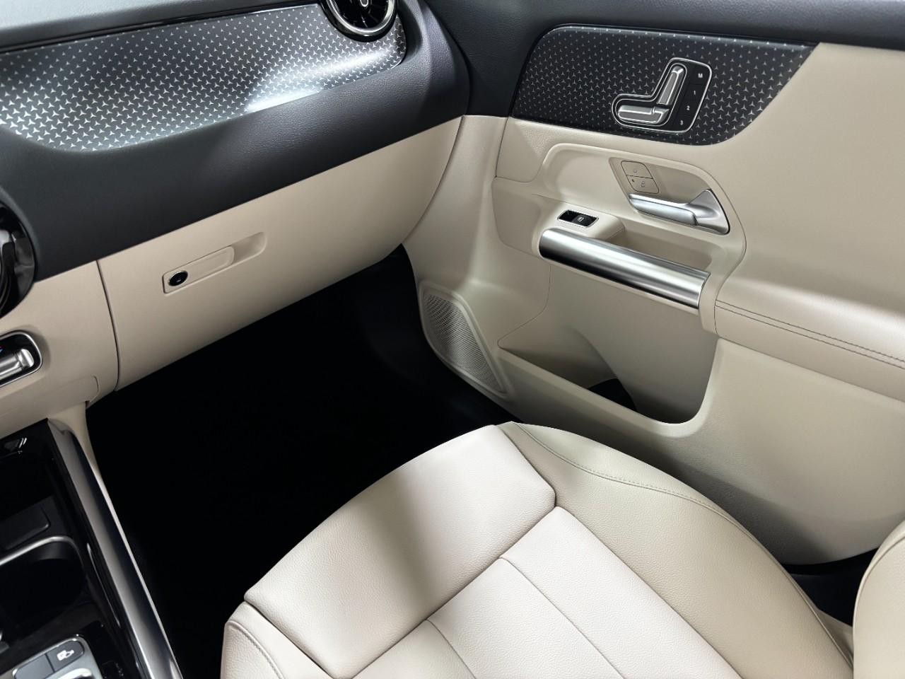 Mercedes-Benz GLA Vehicle Full-screen Gallery Image 19