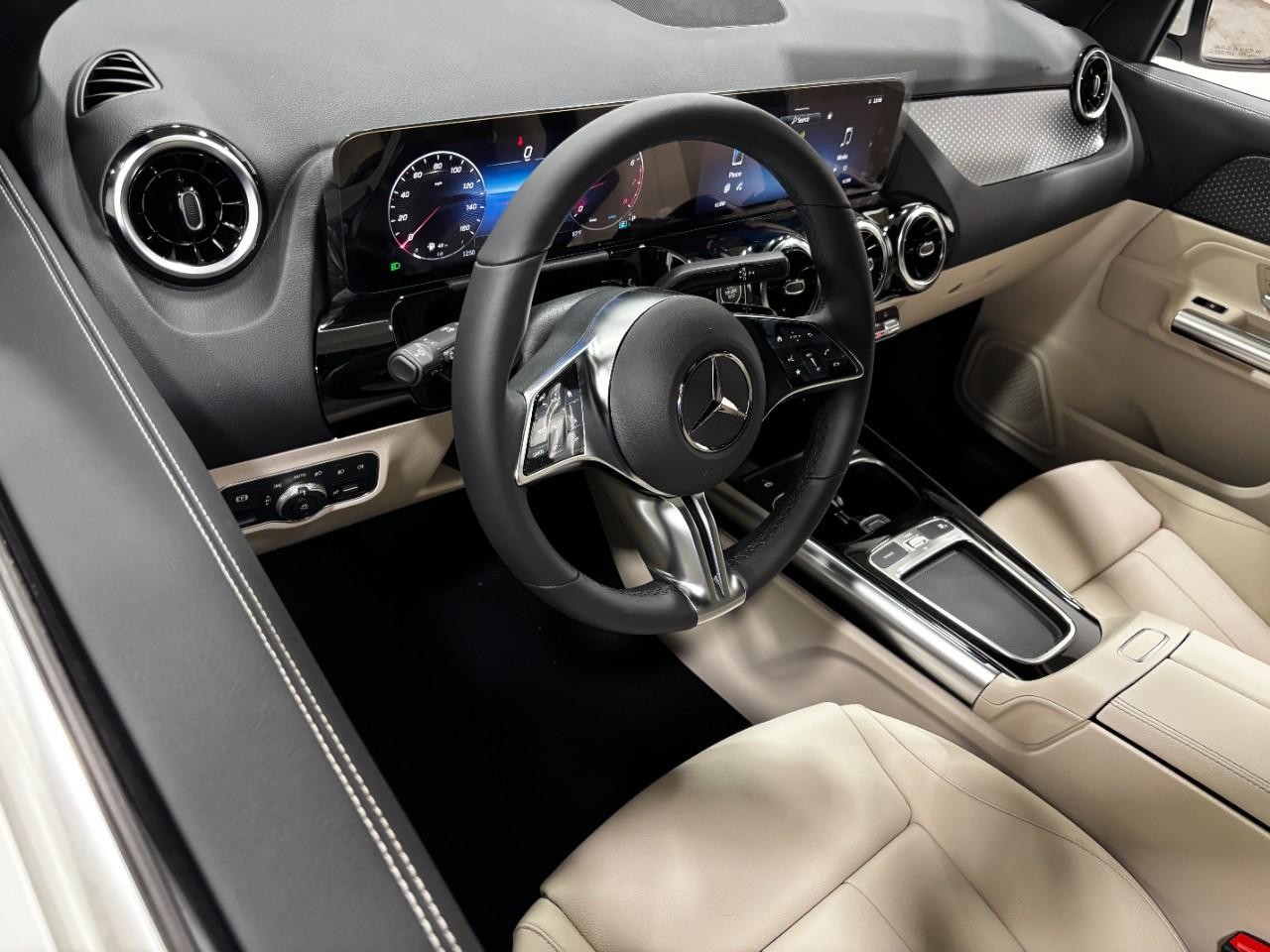 Mercedes-Benz GLA Vehicle Full-screen Gallery Image 20