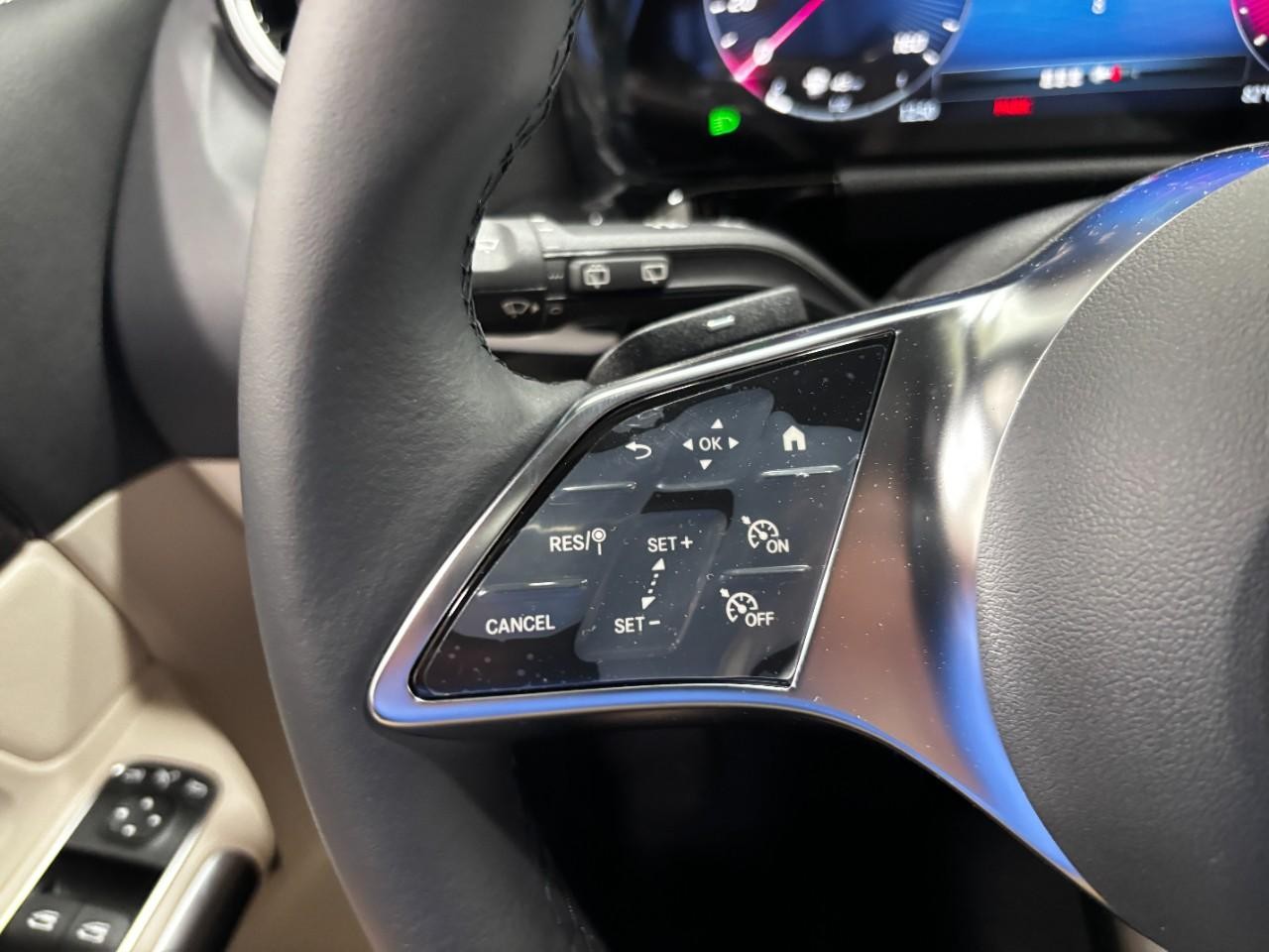 Mercedes-Benz GLA Vehicle Full-screen Gallery Image 21