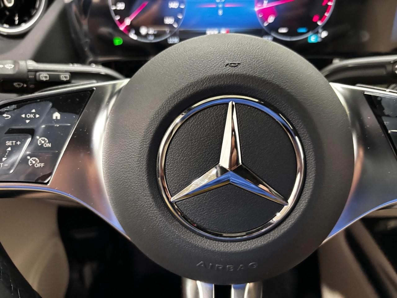 Mercedes-Benz GLA Vehicle Full-screen Gallery Image 22