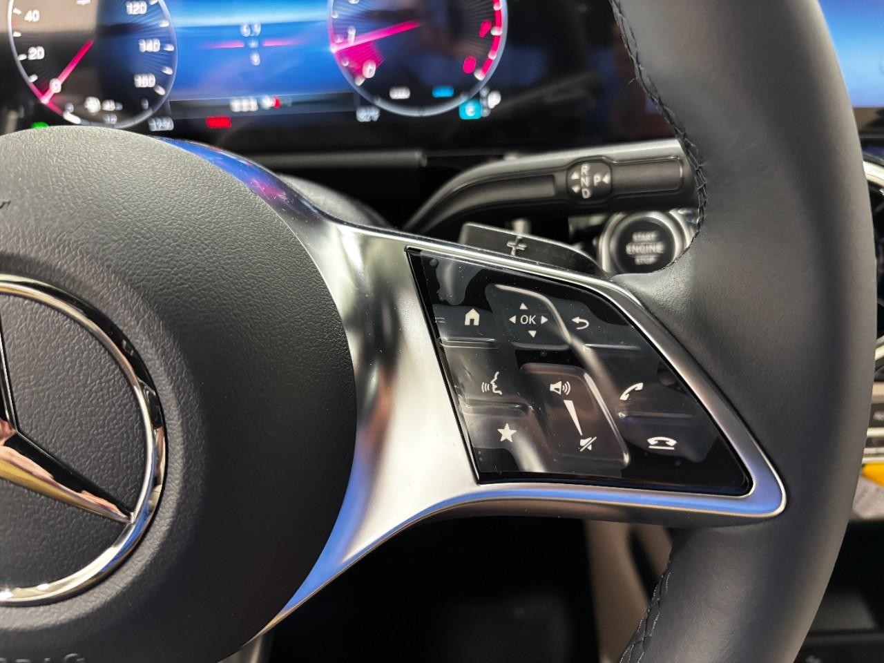 Mercedes-Benz GLA Vehicle Full-screen Gallery Image 23