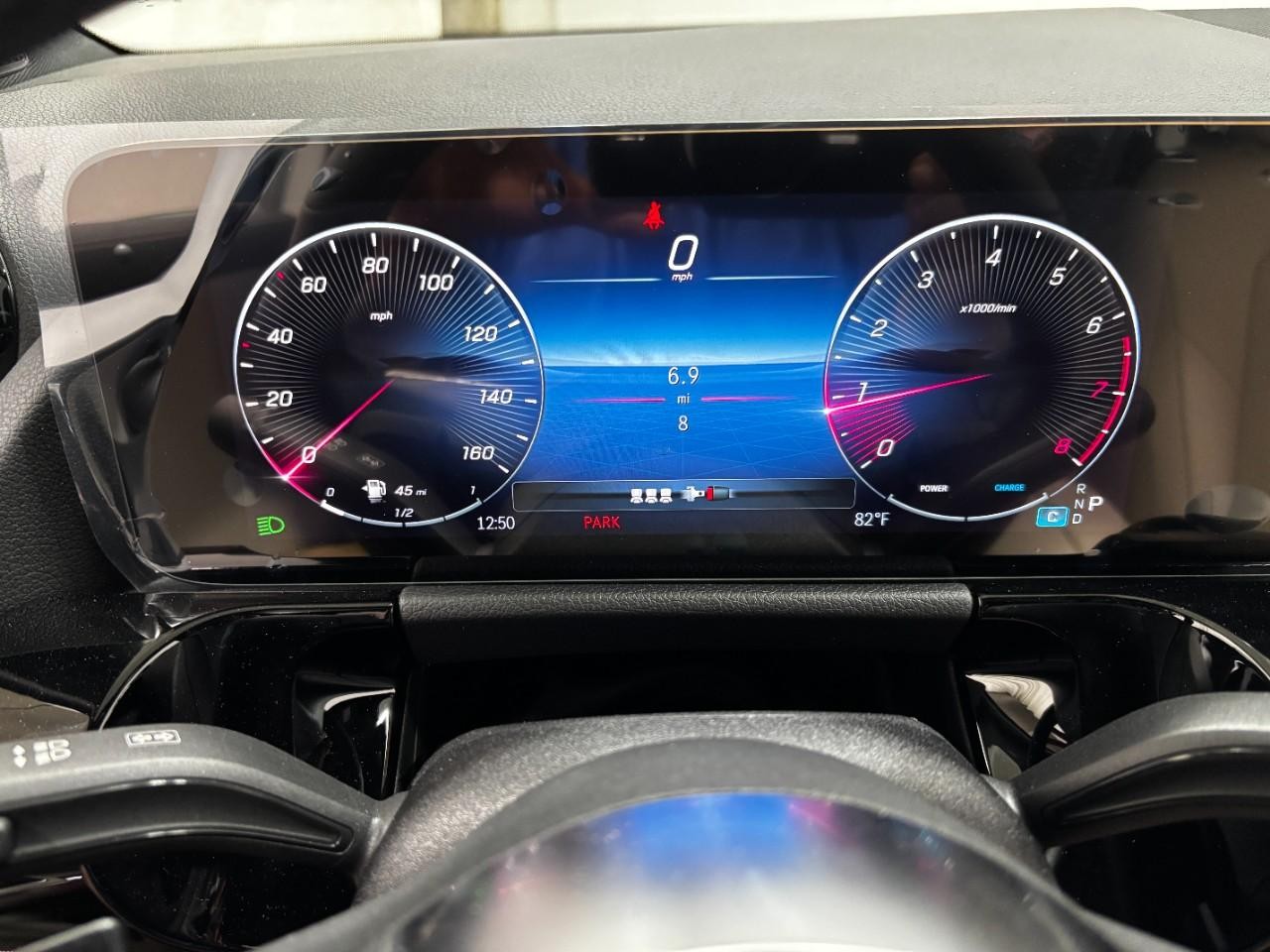 Mercedes-Benz GLA Vehicle Full-screen Gallery Image 24