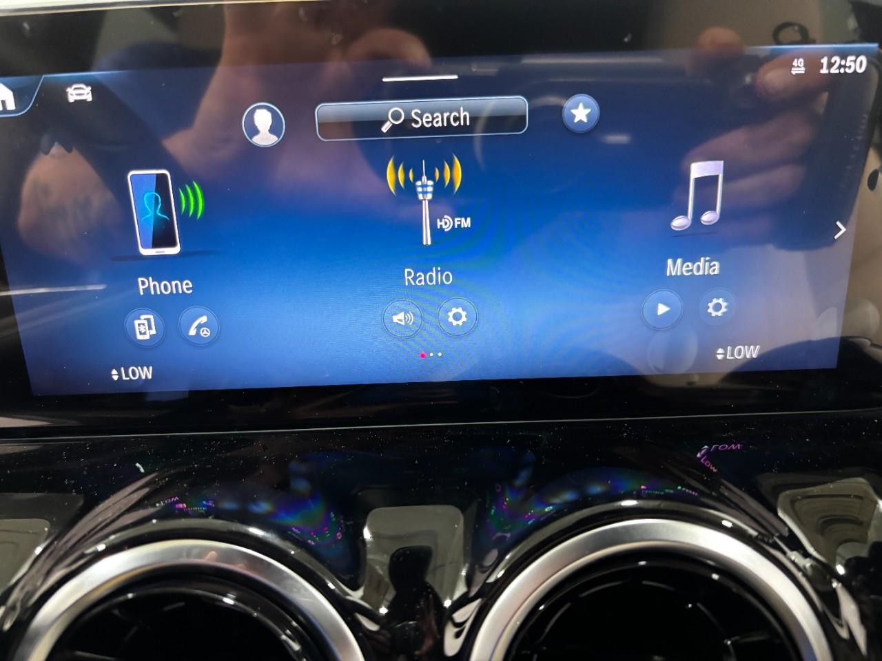 Mercedes-Benz GLA Vehicle Full-screen Gallery Image 25