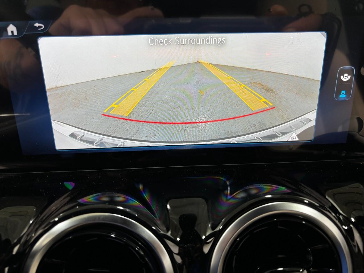 Mercedes-Benz GLA Vehicle Full-screen Gallery Image 26