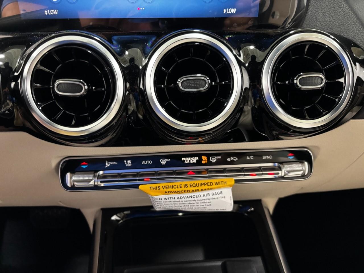 Mercedes-Benz GLA Vehicle Full-screen Gallery Image 27