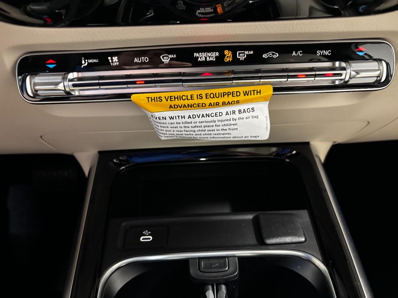 Mercedes-Benz GLA Vehicle Full-screen Gallery Image 28