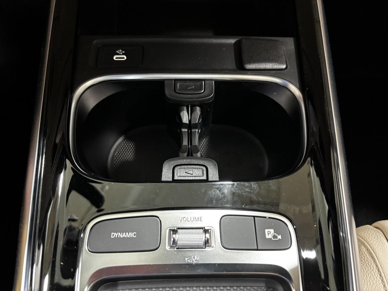 Mercedes-Benz GLA Vehicle Full-screen Gallery Image 29