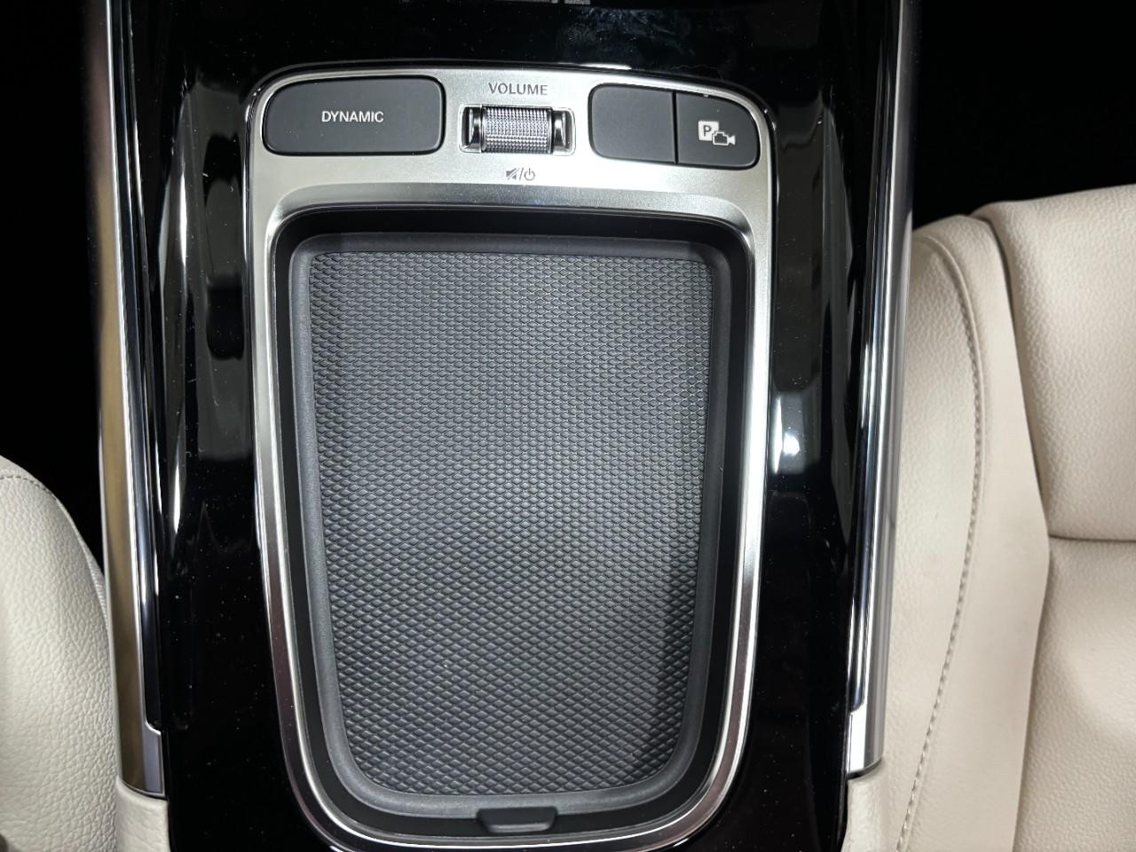 Mercedes-Benz GLA Vehicle Full-screen Gallery Image 30