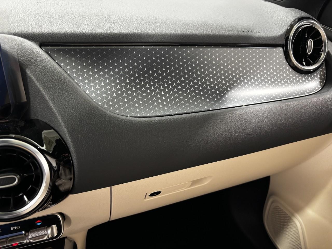 Mercedes-Benz GLA Vehicle Full-screen Gallery Image 31