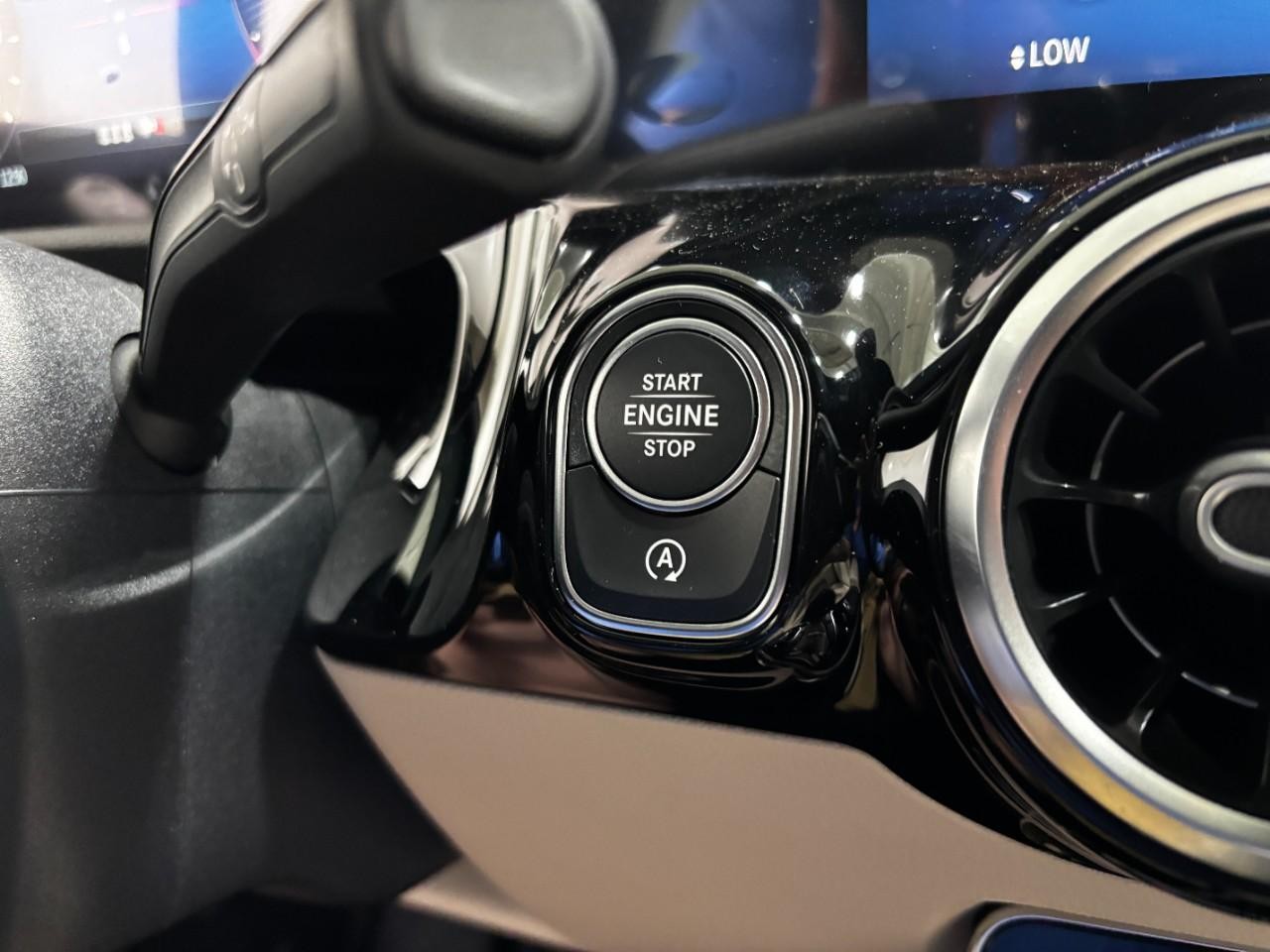 Mercedes-Benz GLA Vehicle Full-screen Gallery Image 32