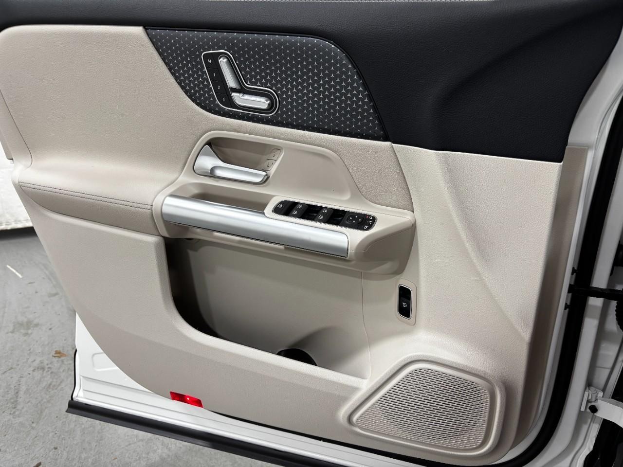 Mercedes-Benz GLA Vehicle Full-screen Gallery Image 33