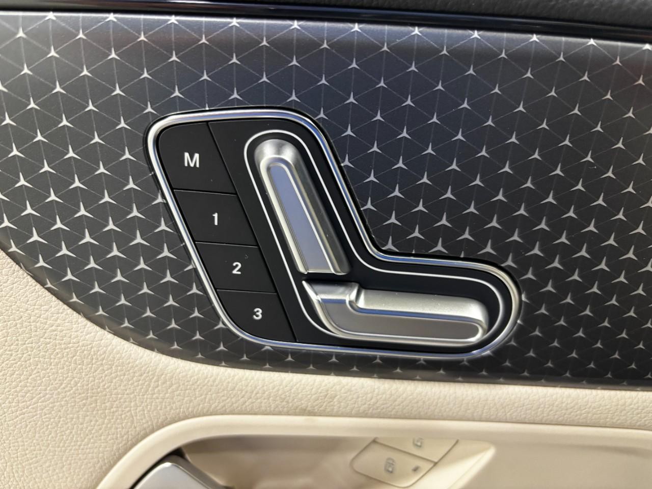 Mercedes-Benz GLA Vehicle Full-screen Gallery Image 34