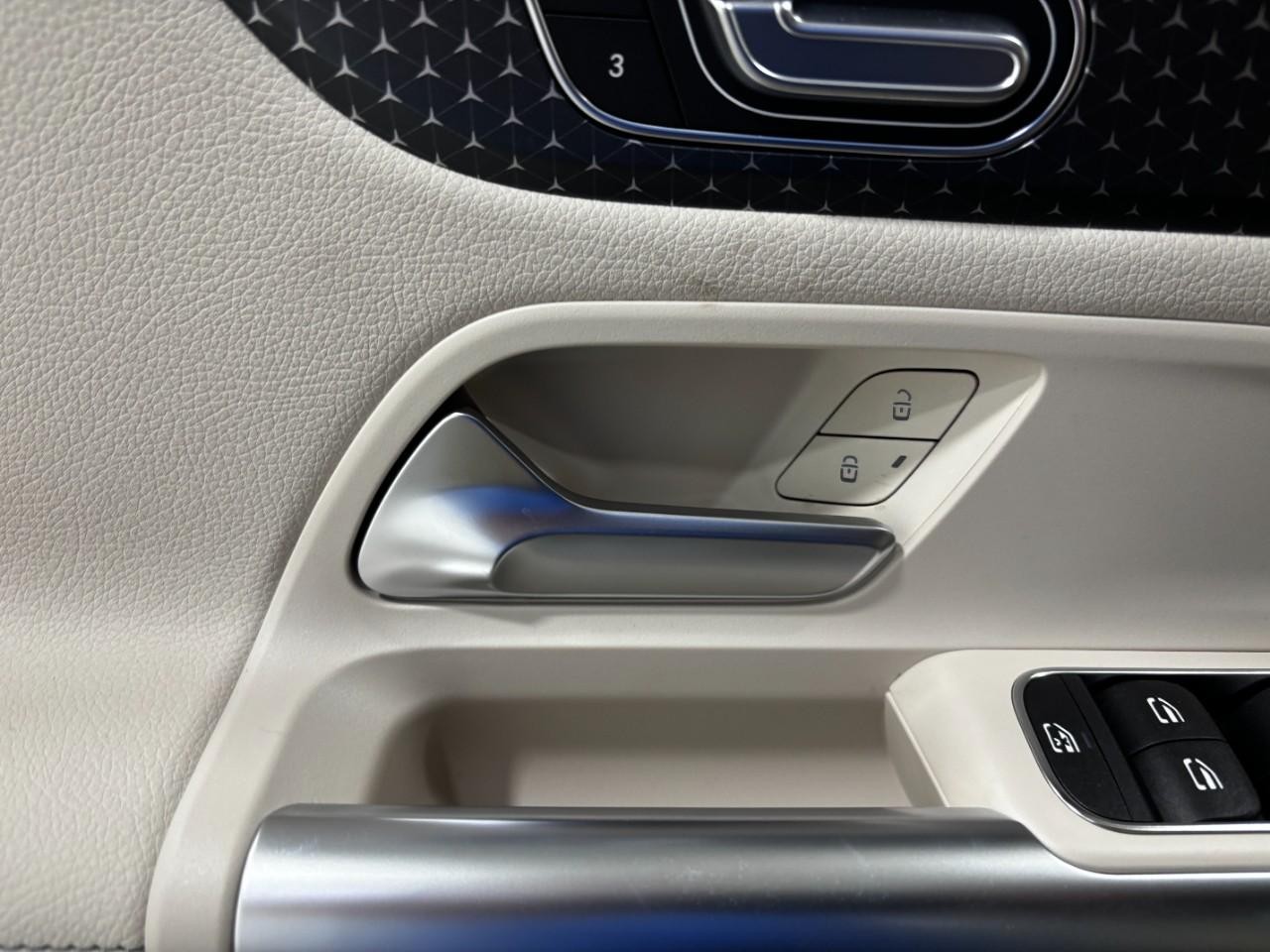 Mercedes-Benz GLA Vehicle Full-screen Gallery Image 35