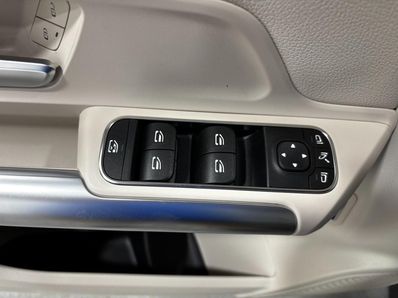 Mercedes-Benz GLA Vehicle Full-screen Gallery Image 36