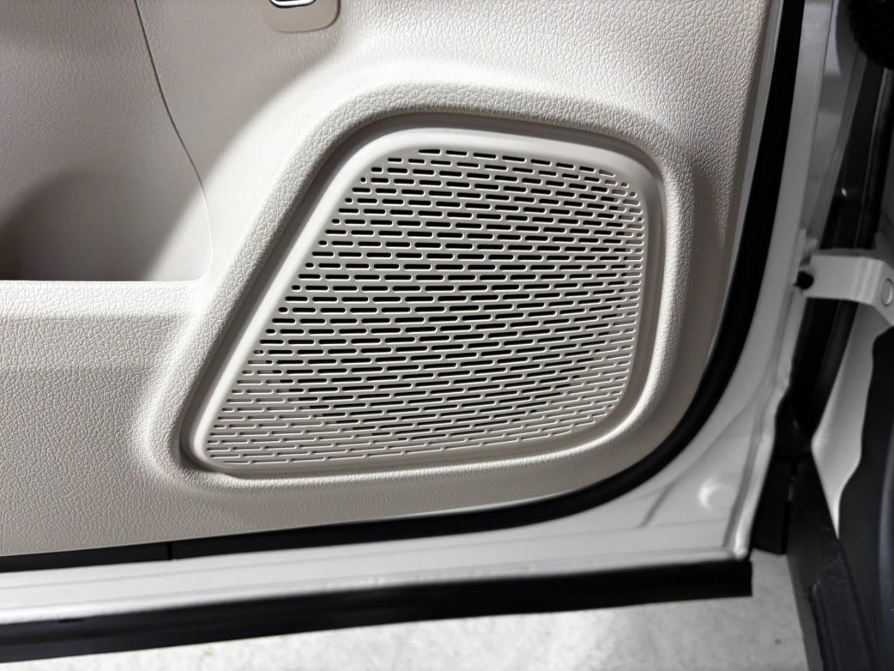 Mercedes-Benz GLA Vehicle Full-screen Gallery Image 37