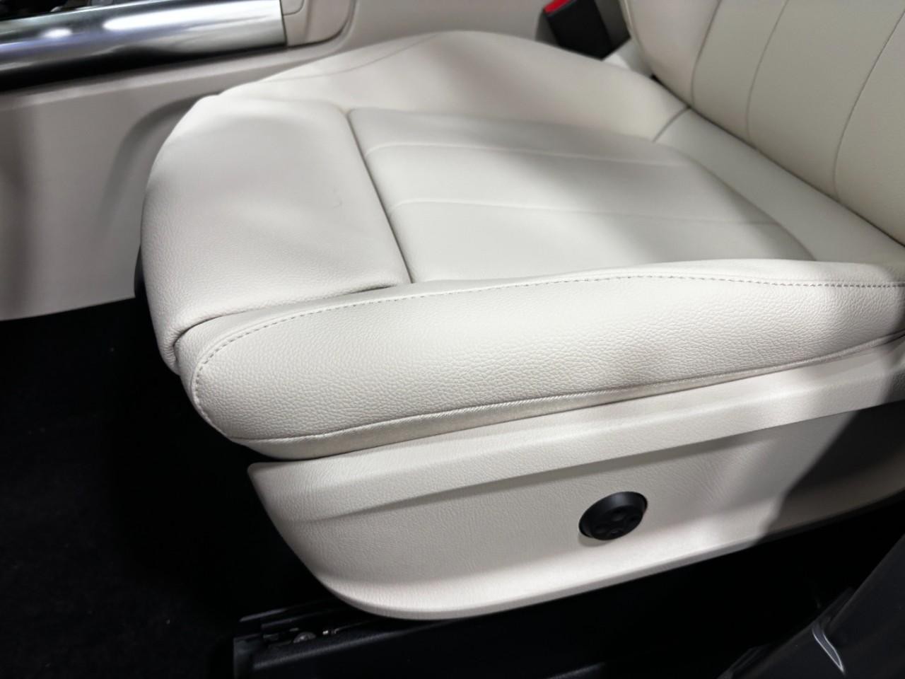 Mercedes-Benz GLA Vehicle Full-screen Gallery Image 38