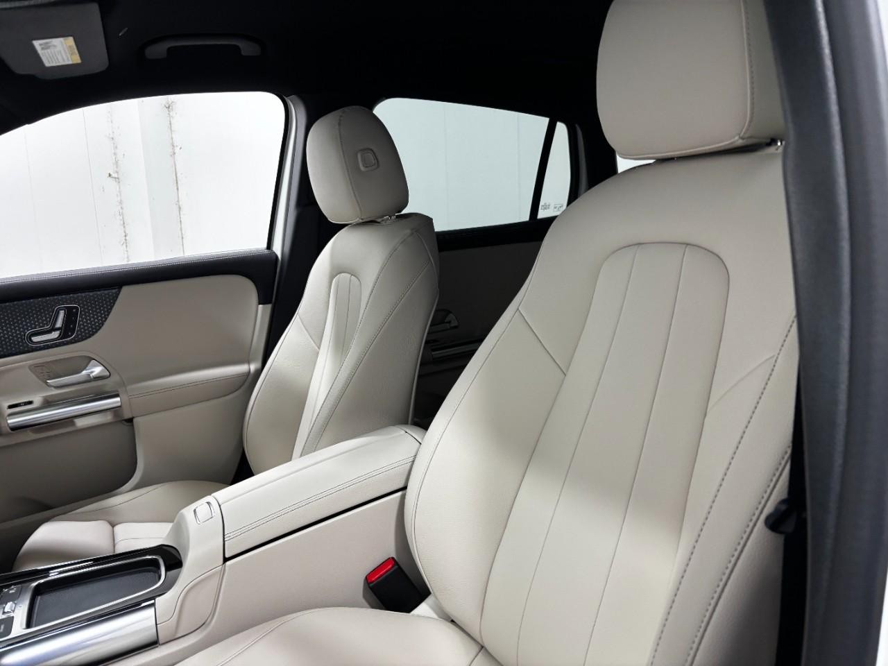 Mercedes-Benz GLA Vehicle Full-screen Gallery Image 39