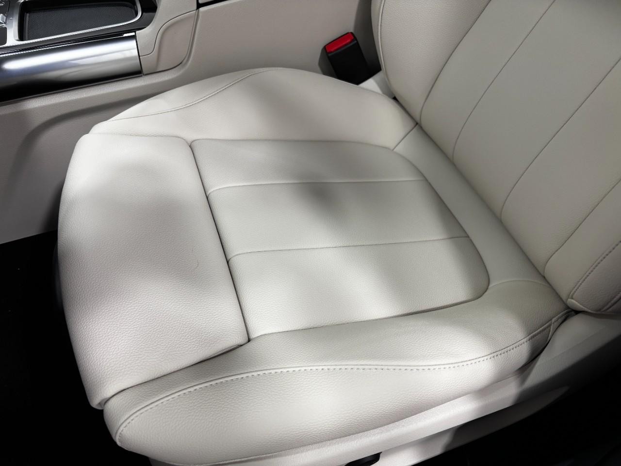 Mercedes-Benz GLA Vehicle Full-screen Gallery Image 40