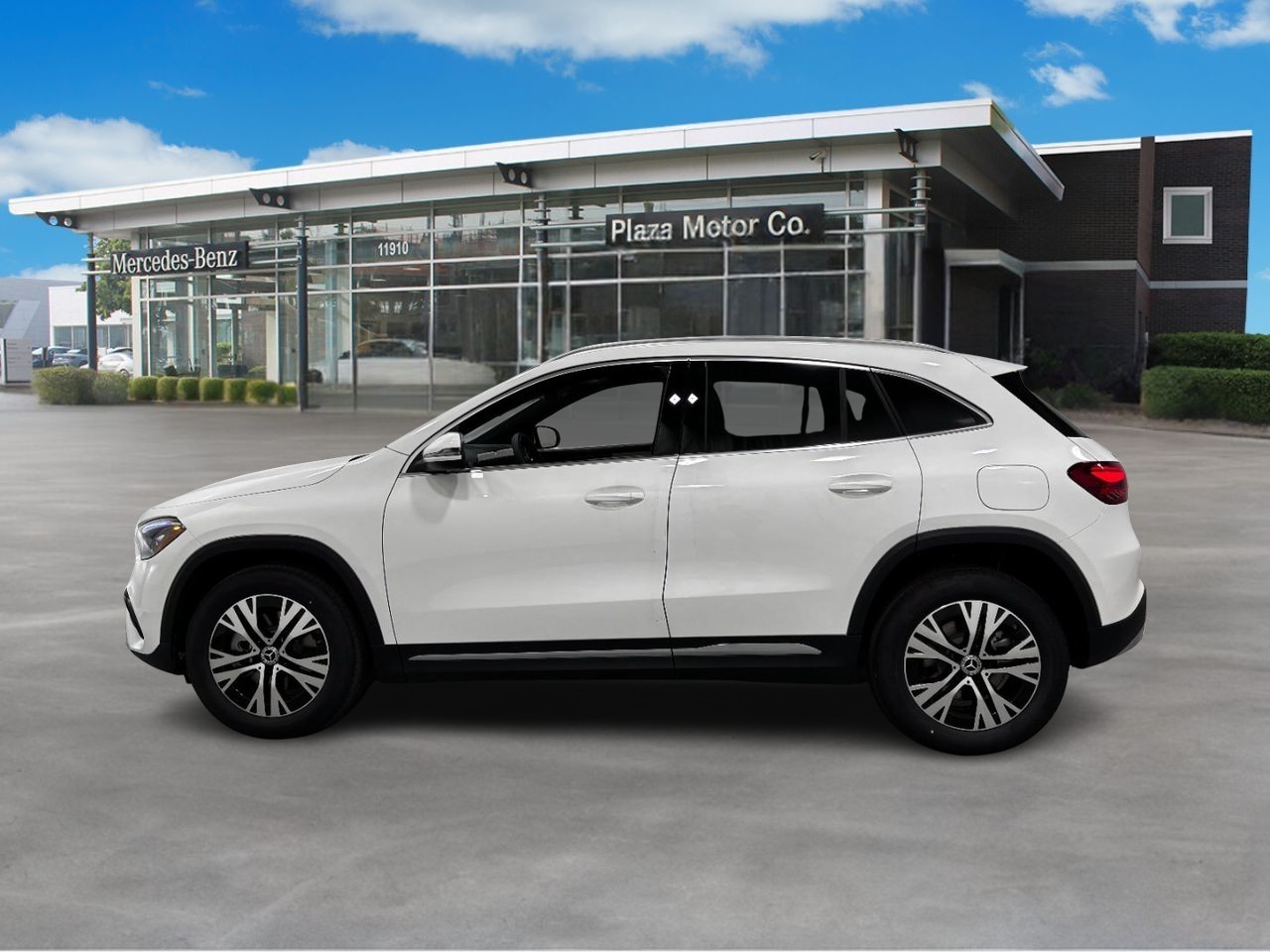 Mercedes-Benz GLA Vehicle Full-screen Gallery Image 2