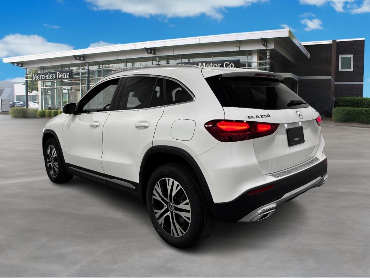 Mercedes-Benz GLA Vehicle Full-screen Gallery Image 3