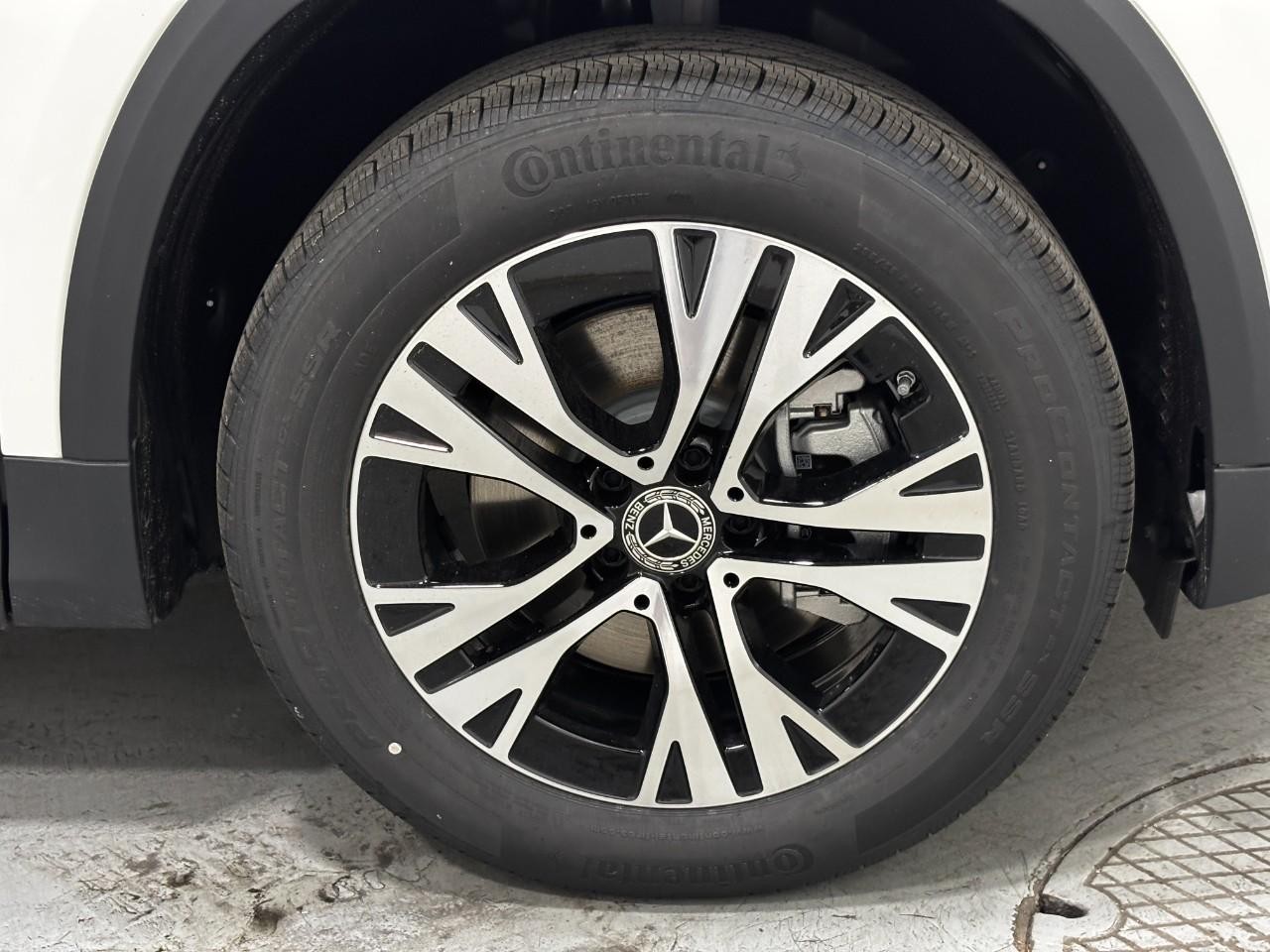 Mercedes-Benz GLA Vehicle Full-screen Gallery Image 5