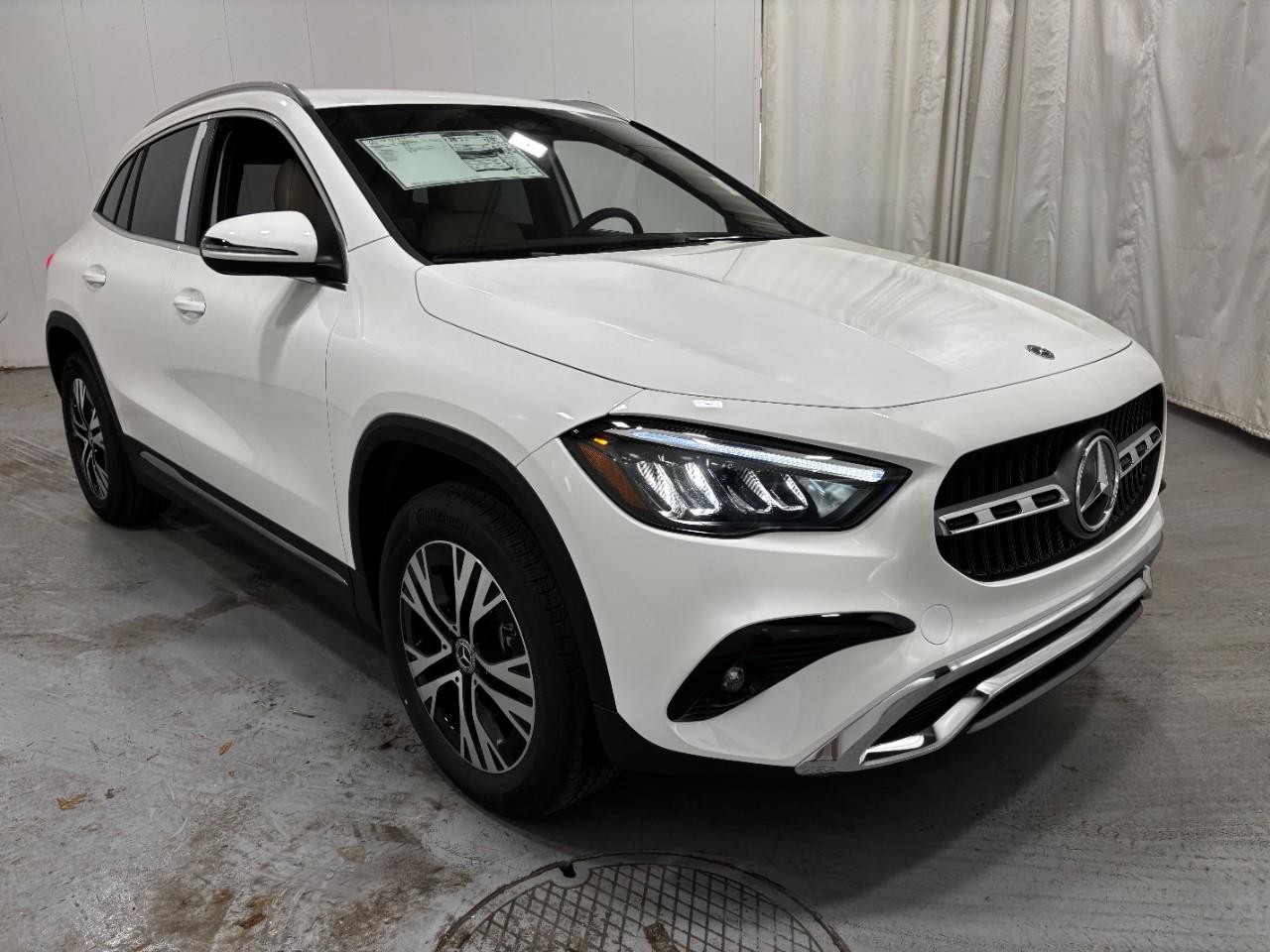Mercedes-Benz GLA Vehicle Full-screen Gallery Image 6