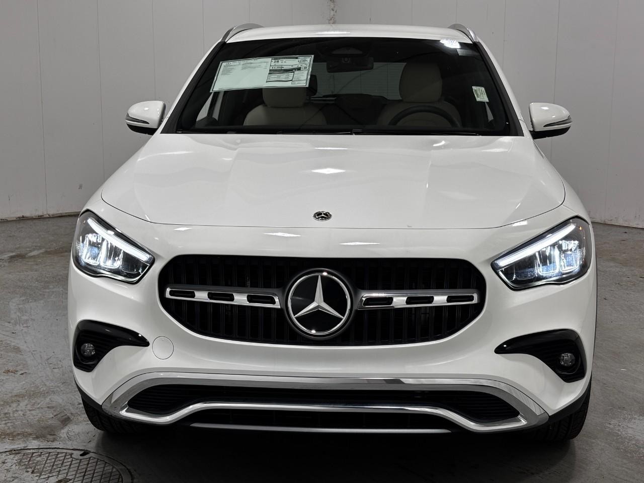 Mercedes-Benz GLA Vehicle Full-screen Gallery Image 7