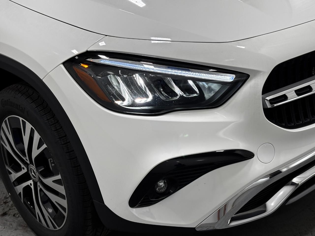 Mercedes-Benz GLA Vehicle Full-screen Gallery Image 8