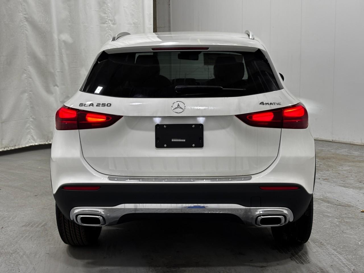 Mercedes-Benz GLA Vehicle Full-screen Gallery Image 10