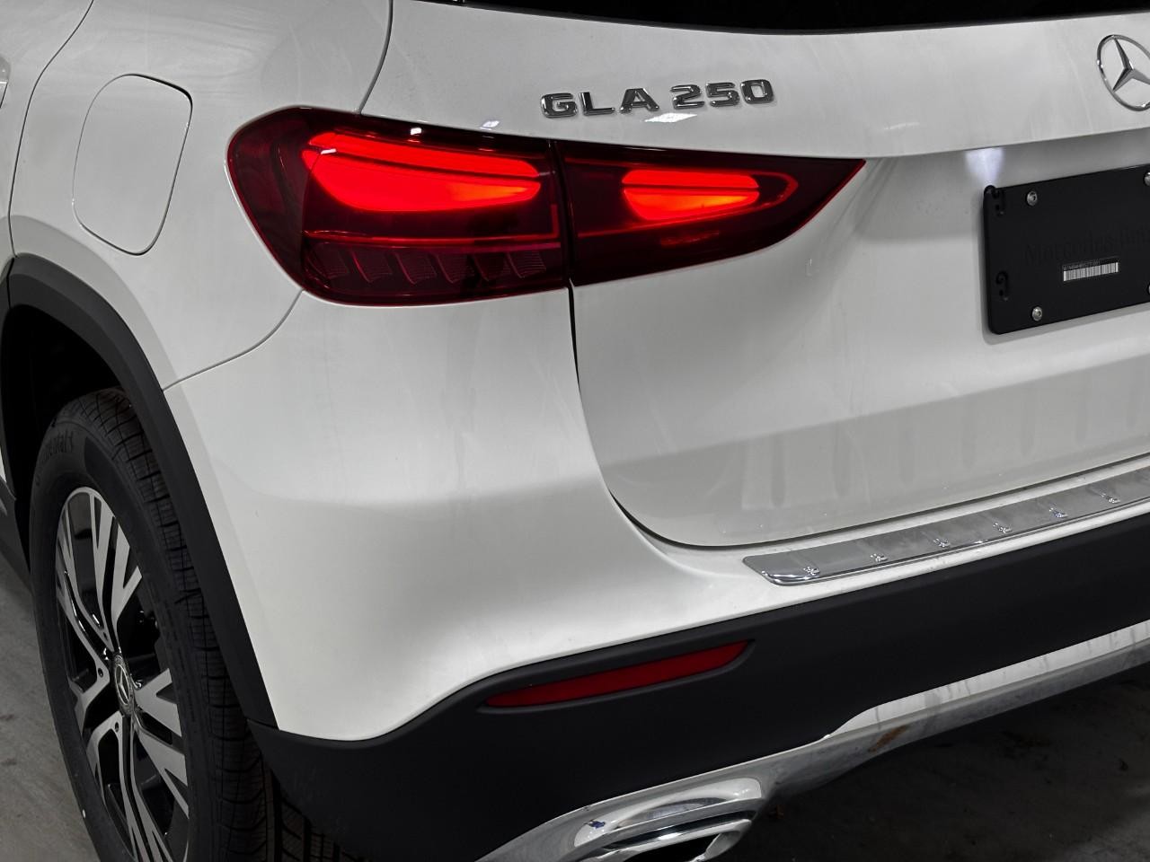 Mercedes-Benz GLA Vehicle Full-screen Gallery Image 11