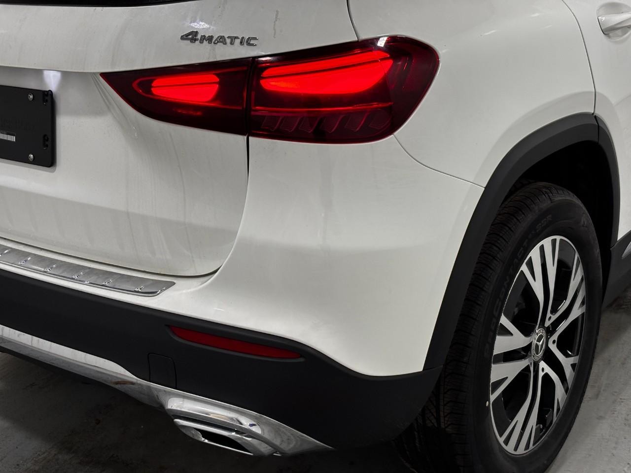 Mercedes-Benz GLA Vehicle Full-screen Gallery Image 12