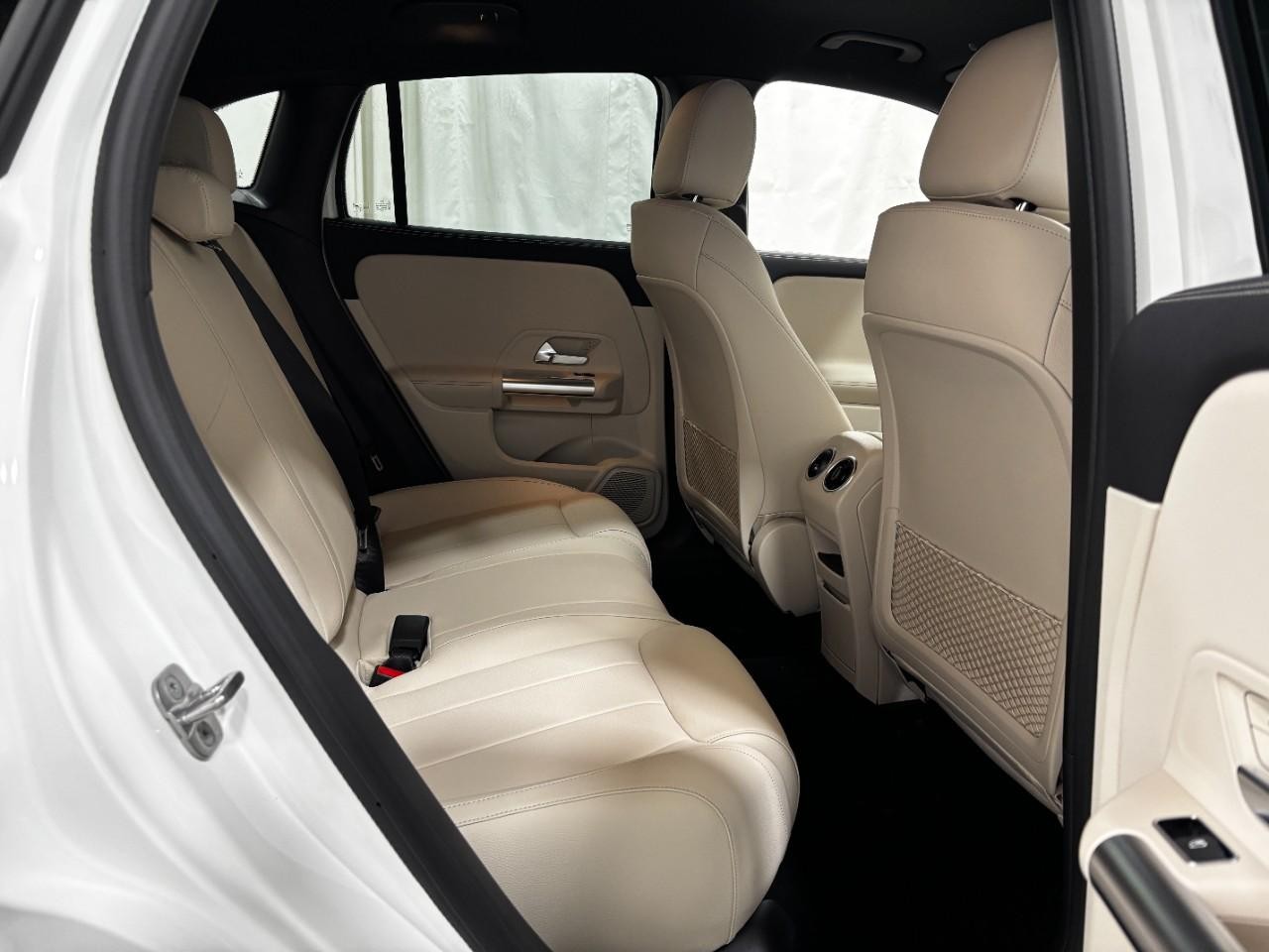 Mercedes-Benz GLA Vehicle Full-screen Gallery Image 13