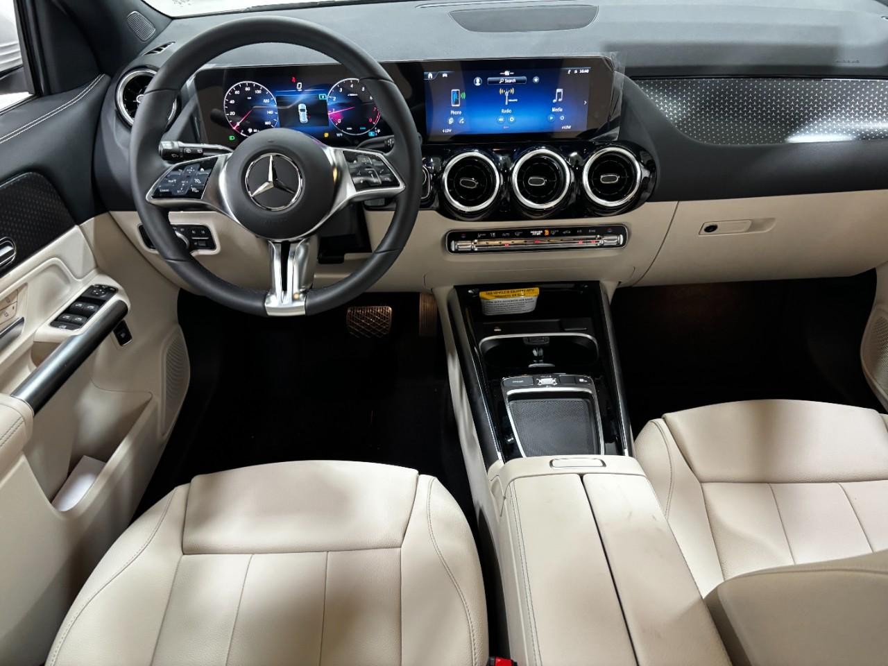 Mercedes-Benz GLA Vehicle Full-screen Gallery Image 14