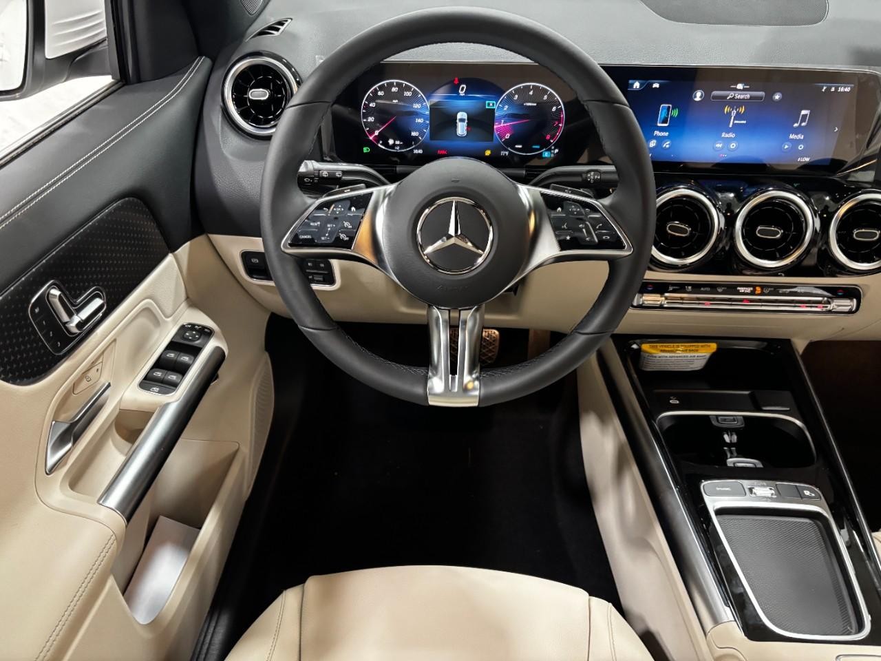 Mercedes-Benz GLA Vehicle Full-screen Gallery Image 15