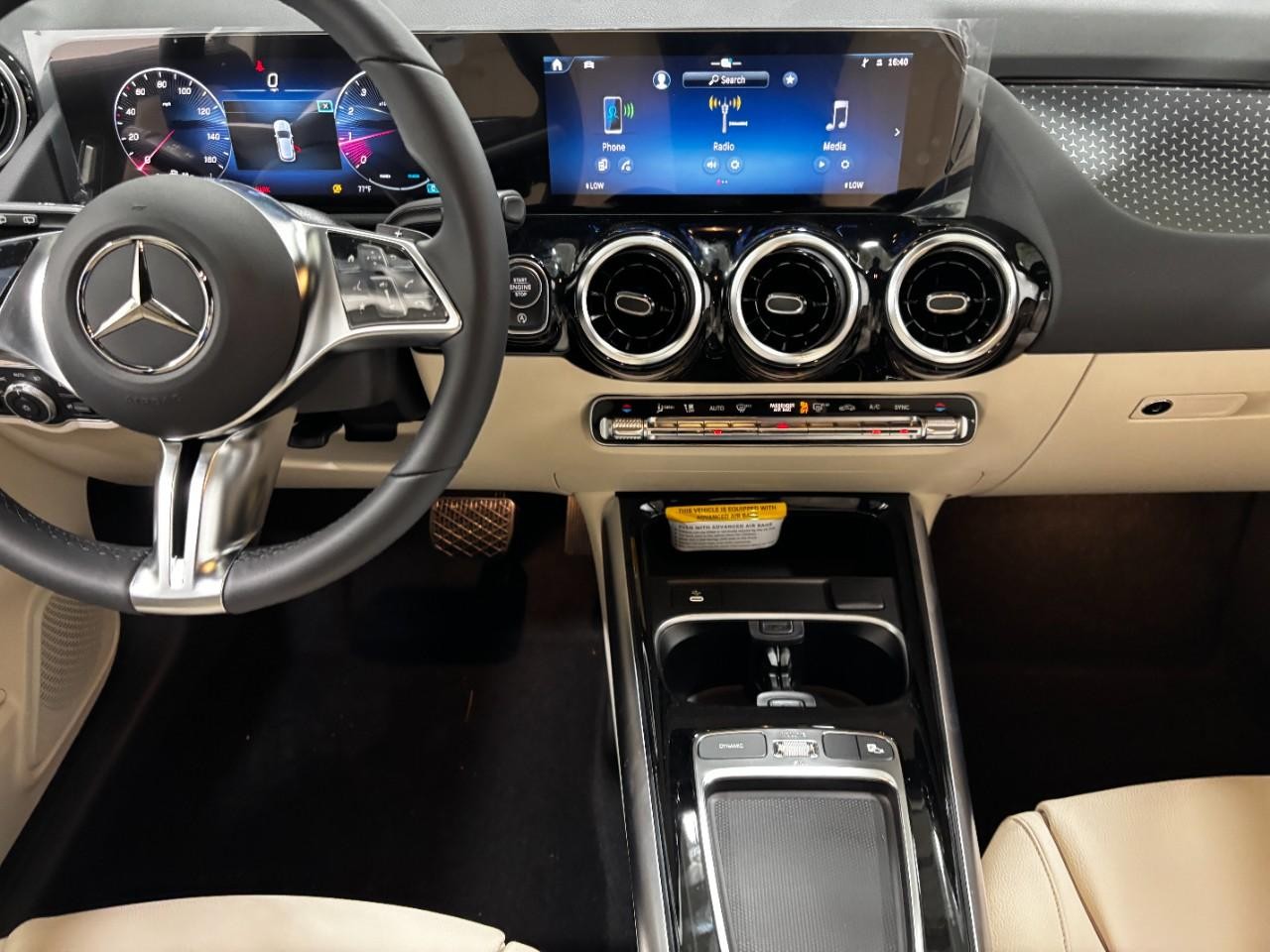 Mercedes-Benz GLA Vehicle Full-screen Gallery Image 16