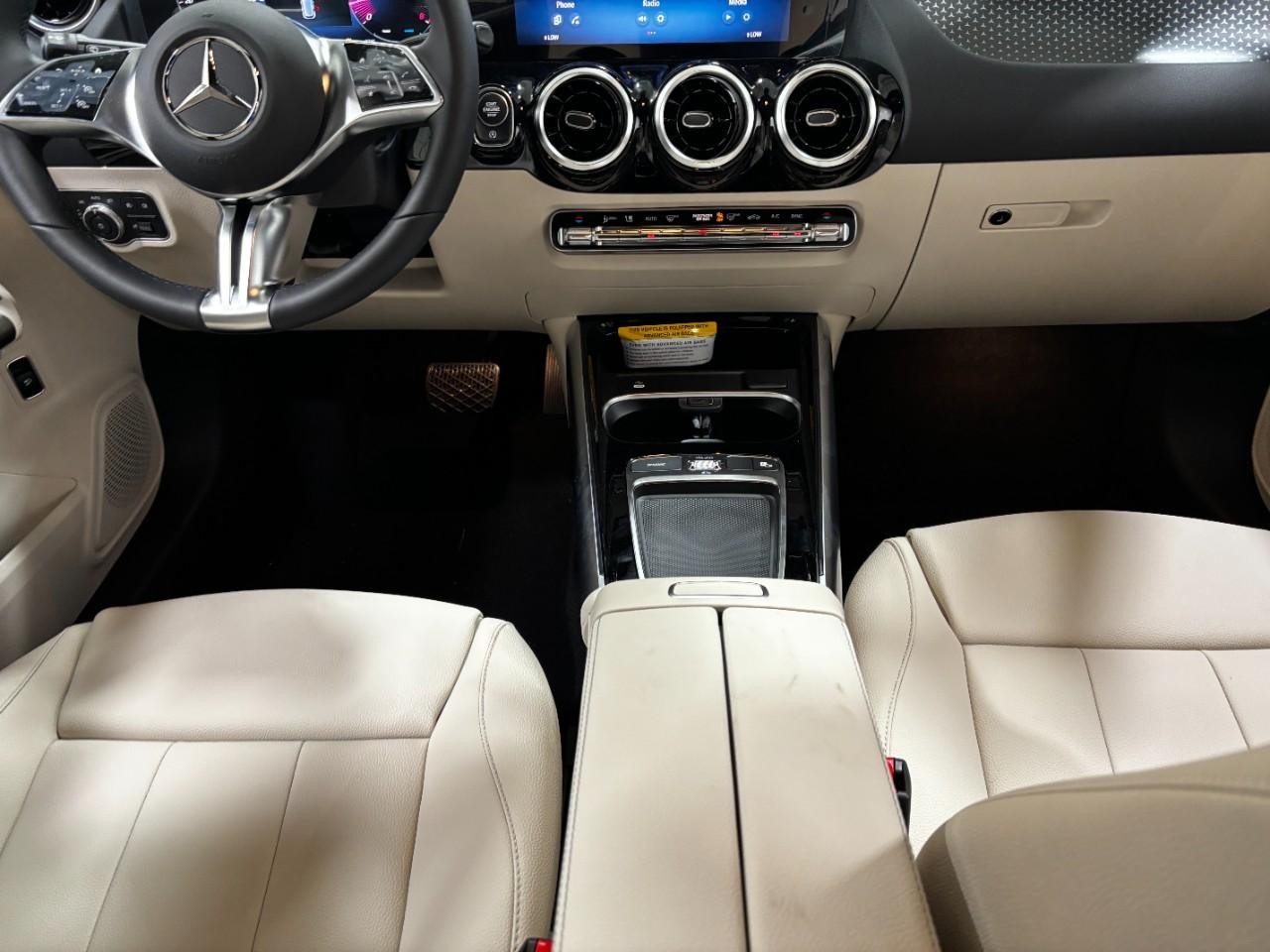 Mercedes-Benz GLA Vehicle Full-screen Gallery Image 17