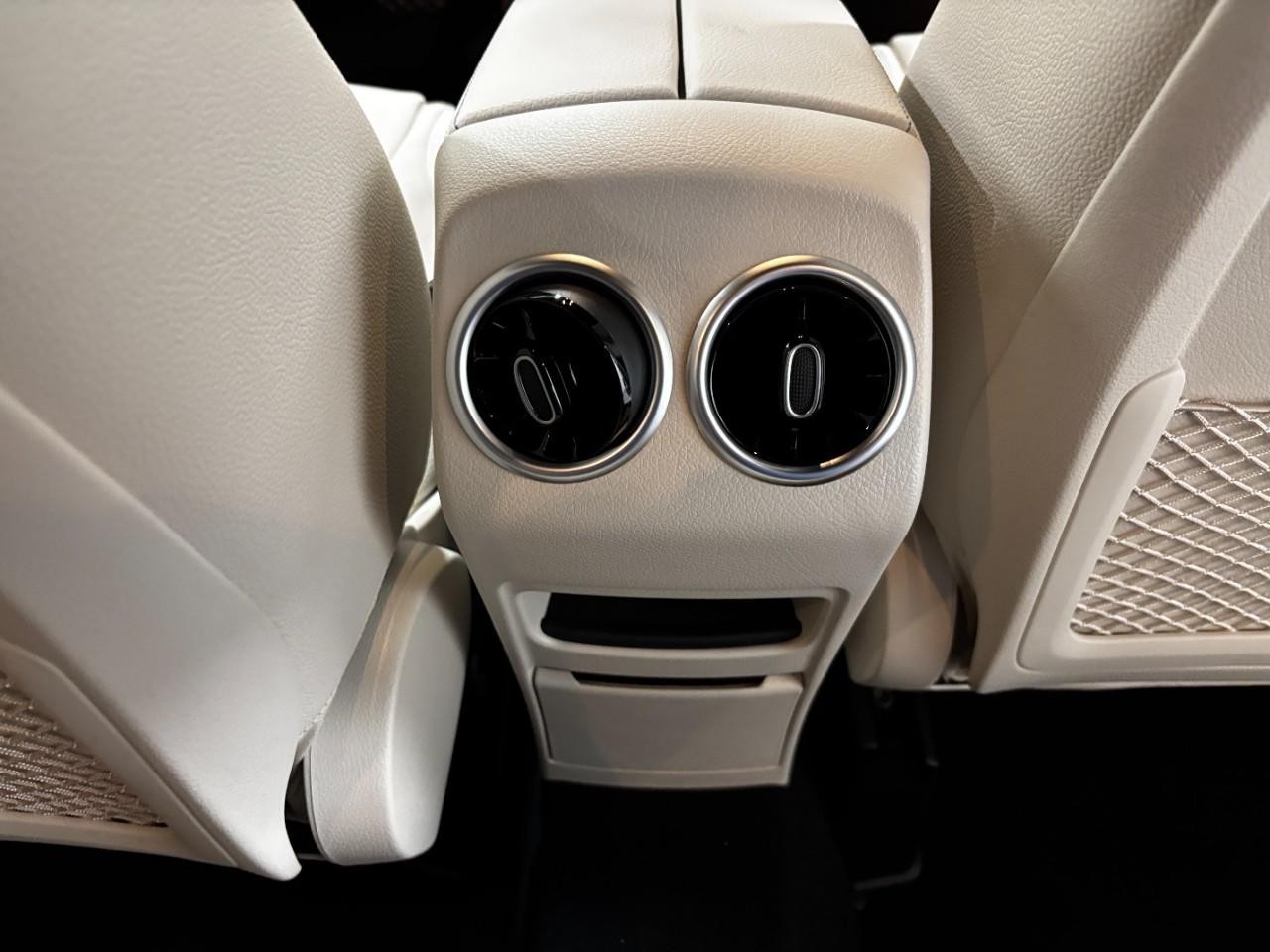 Mercedes-Benz GLA Vehicle Full-screen Gallery Image 18