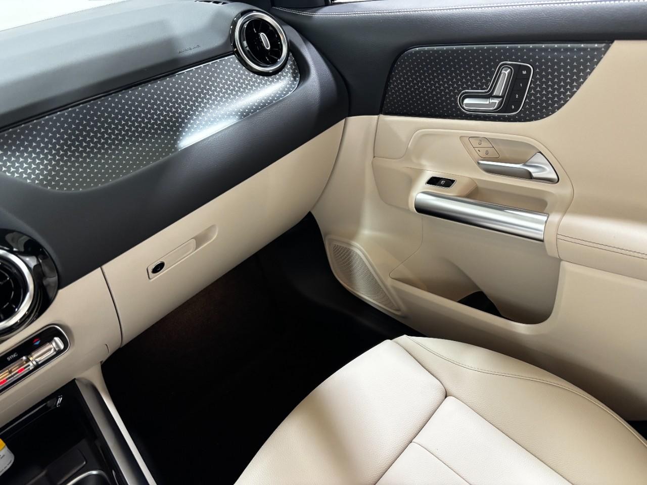 Mercedes-Benz GLA Vehicle Full-screen Gallery Image 19