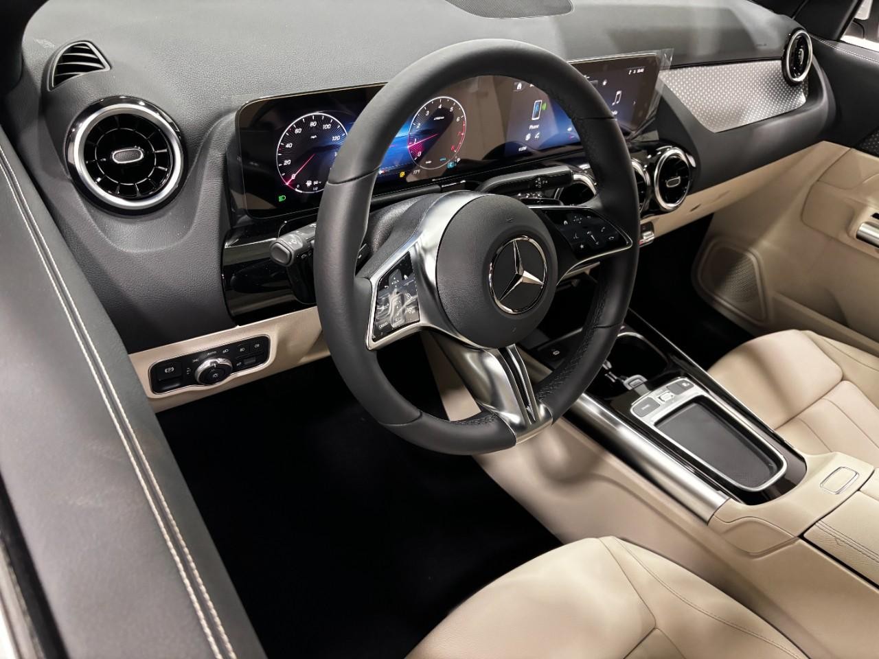 Mercedes-Benz GLA Vehicle Full-screen Gallery Image 20