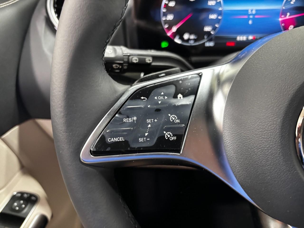 Mercedes-Benz GLA Vehicle Full-screen Gallery Image 21