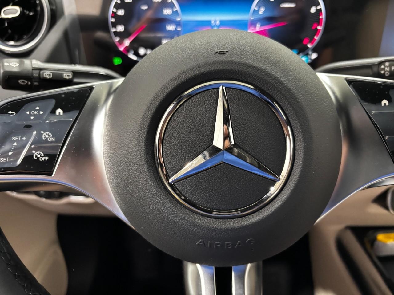 Mercedes-Benz GLA Vehicle Full-screen Gallery Image 22