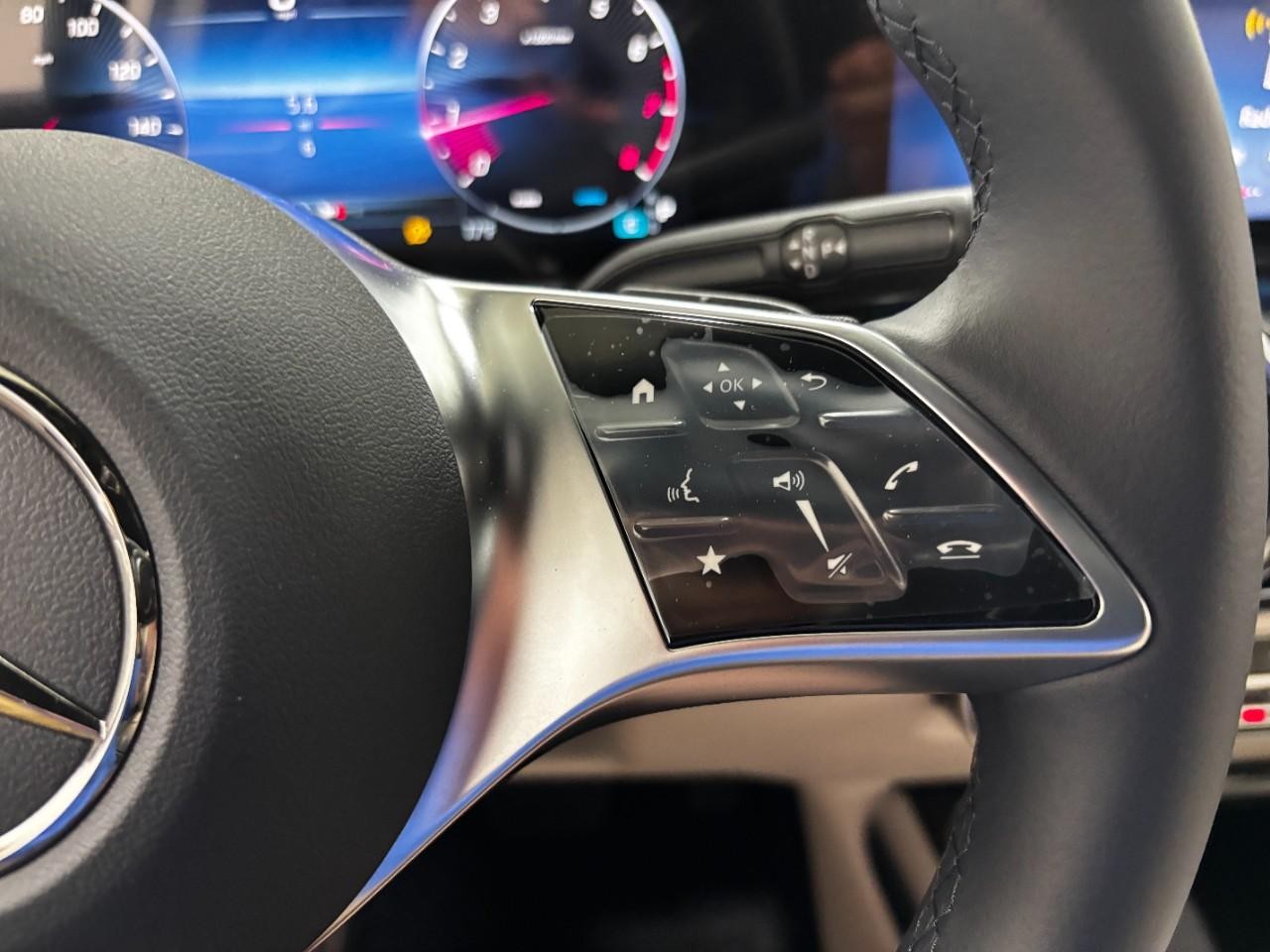 Mercedes-Benz GLA Vehicle Full-screen Gallery Image 23