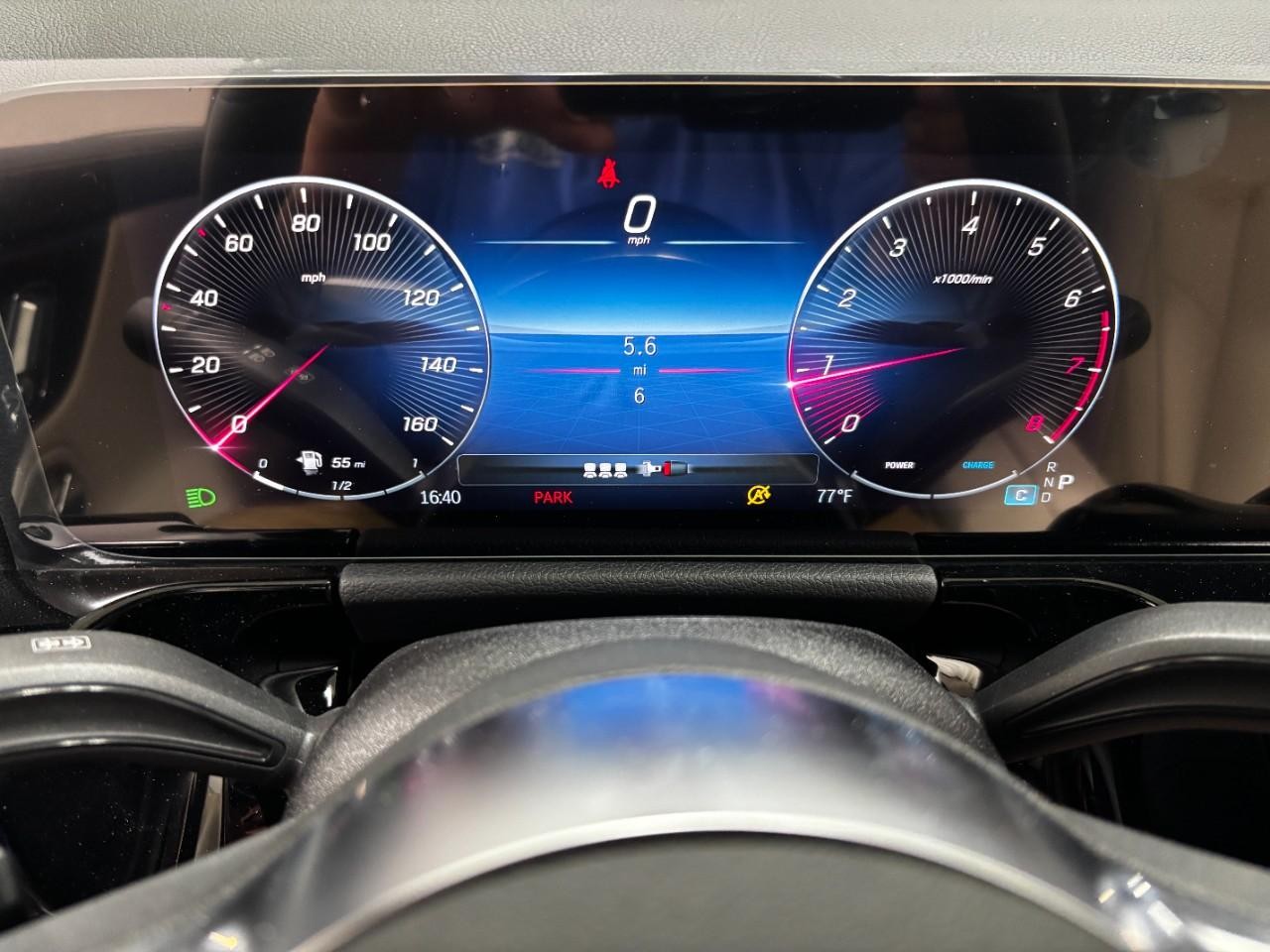 Mercedes-Benz GLA Vehicle Full-screen Gallery Image 24